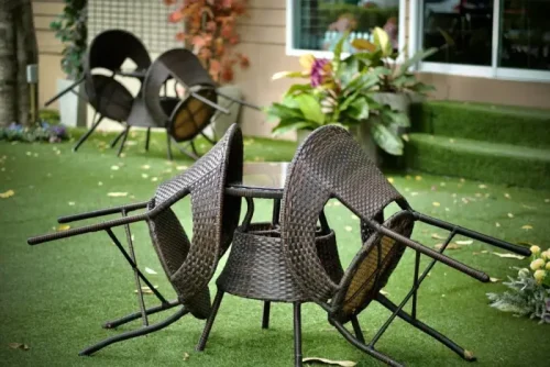 Jak wybrać idealne krzesła ogrodowe zależnie od stylu i funkcjonalności ogrodu?